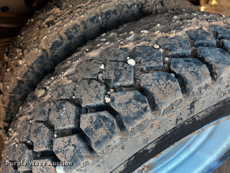 image for item DQ1905 2004 Ford F550 Super Duty  bucket truck