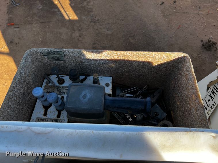 image for item DQ1907 1999 Ford F550 Super Duty  bucket truck