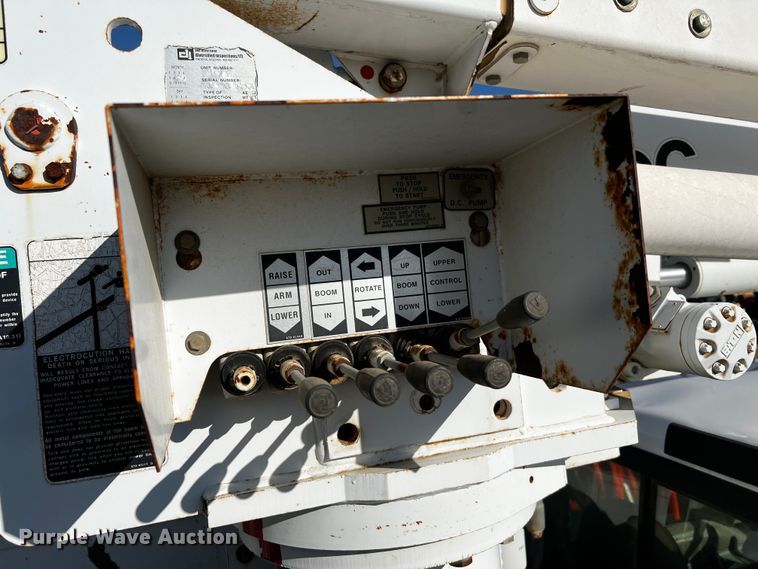 image for item DQ1907 1999 Ford F550 Super Duty  bucket truck