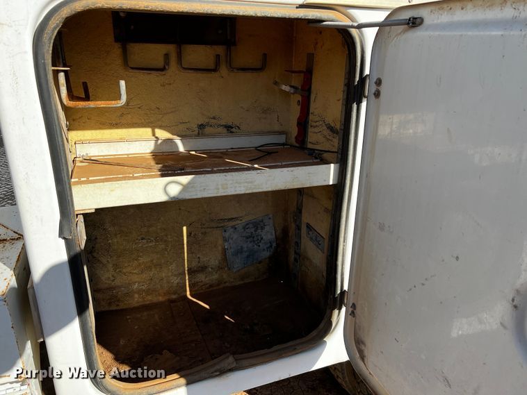 image for item DQ1907 1999 Ford F550 Super Duty  bucket truck