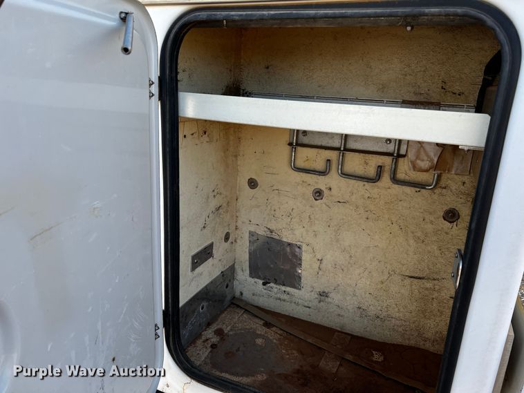 image for item DQ1907 1999 Ford F550 Super Duty  bucket truck