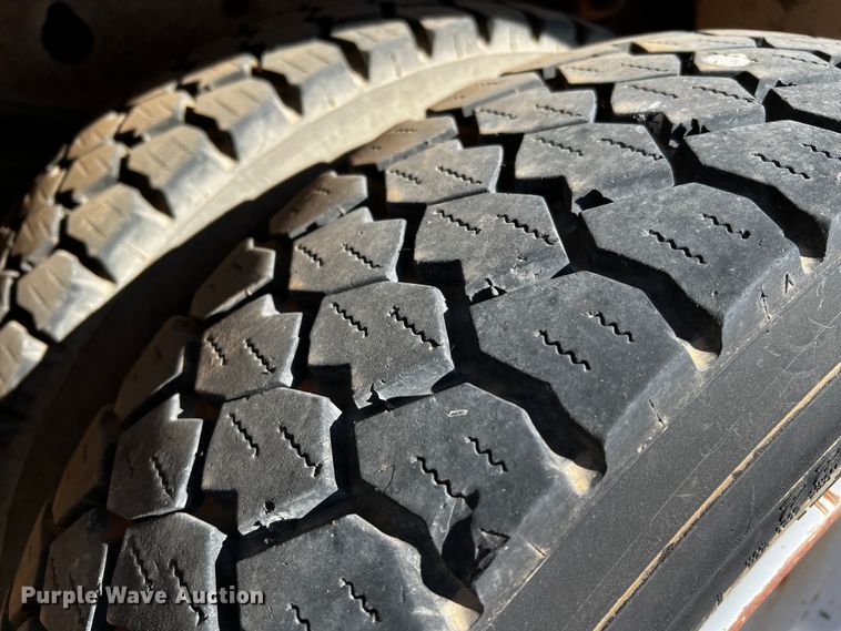 image for item DQ1907 1999 Ford F550 Super Duty  bucket truck