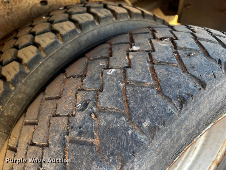 image for item DQ1907 1999 Ford F550 Super Duty  bucket truck