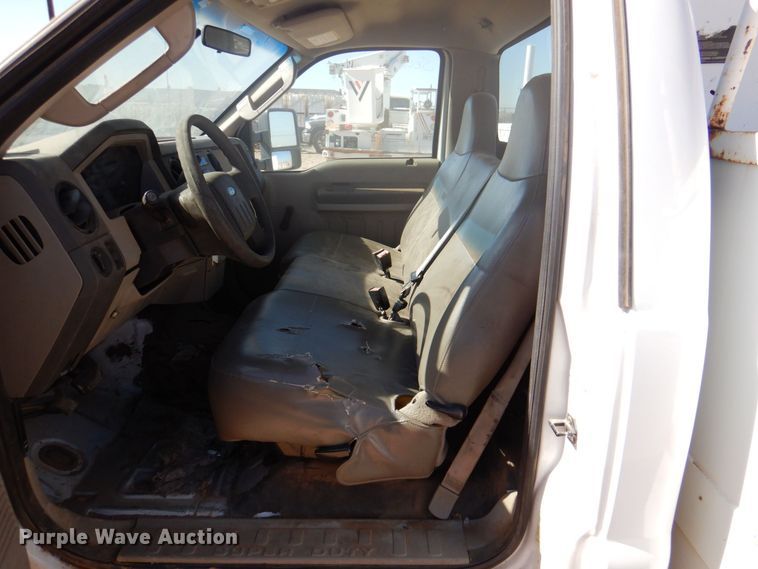 image for item DQ1911 2008 Ford F350 Super Duty XL  bucket truck