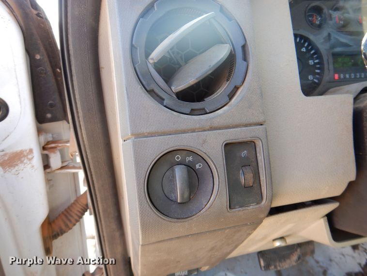 image for item DQ1911 2008 Ford F350 Super Duty XL  bucket truck