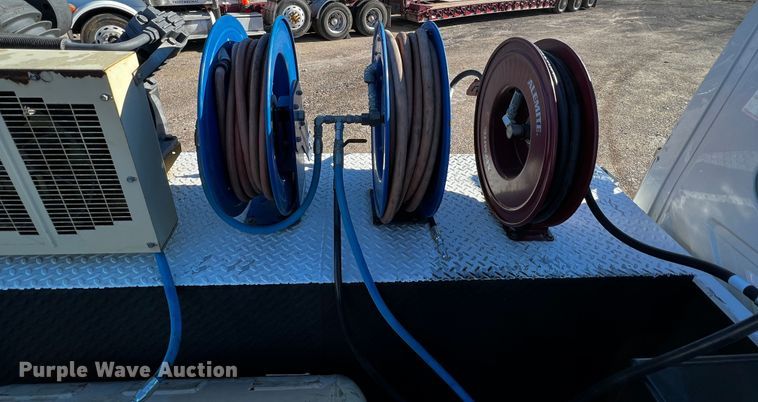 image for item DQ1915 2007 International 4300  utility / service truck