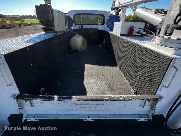 image for item DQ1915 2007 International 4300  utility / service truck