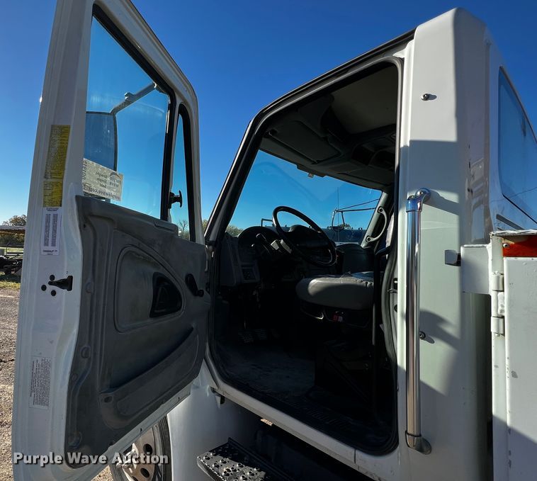 image for item DQ1915 2007 International 4300  utility / service truck