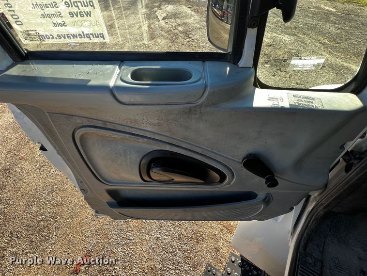 image for item DQ1915 2007 International 4300  utility / service truck