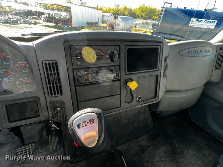 image for item DQ1915 2007 International 4300  utility / service truck