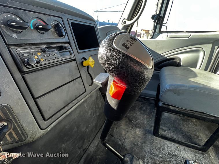 image for item DQ1915 2007 International 4300  utility / service truck