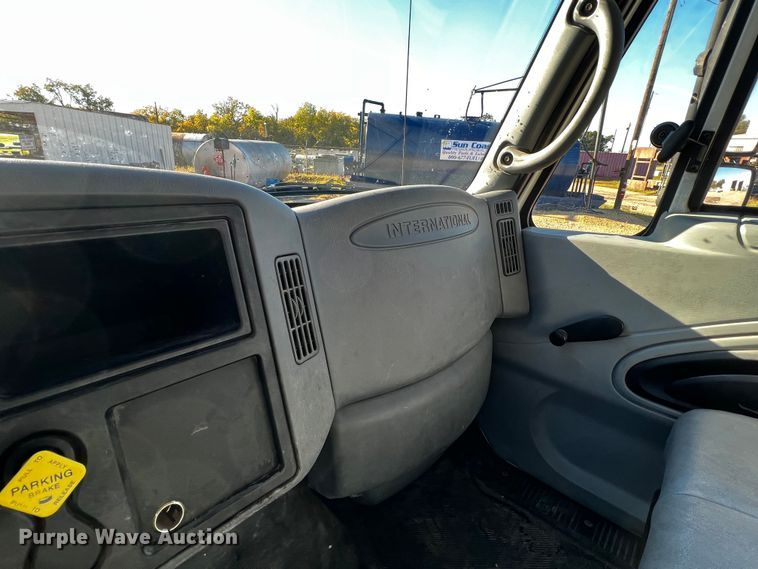 image for item DQ1915 2007 International 4300  utility / service truck