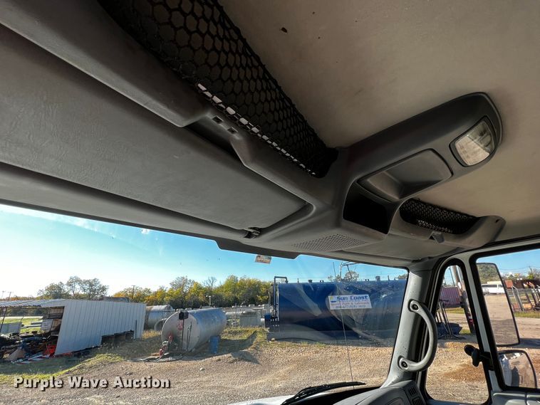 image for item DQ1915 2007 International 4300  utility / service truck