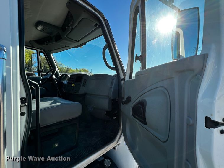 image for item DQ1915 2007 International 4300  utility / service truck