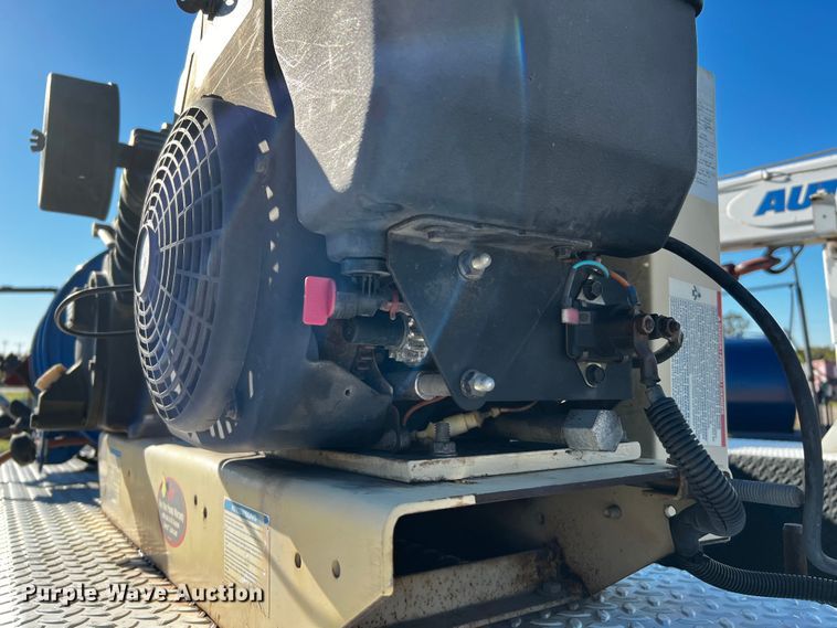 image for item DQ1915 2007 International 4300  utility / service truck