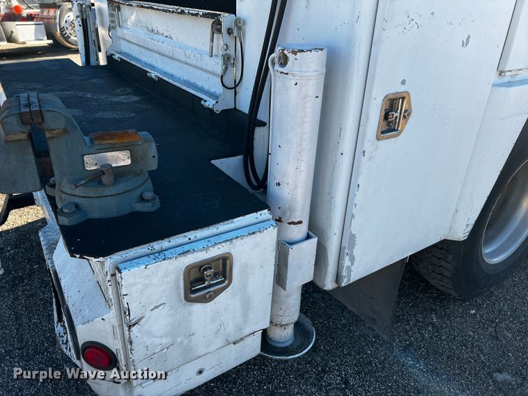 image for item DQ1915 2007 International 4300  utility / service truck