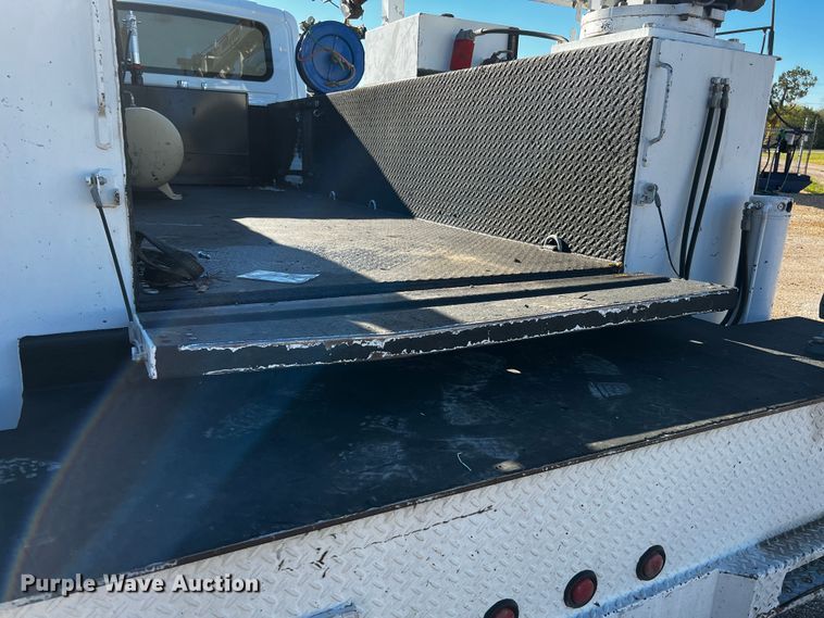 image for item DQ1915 2007 International 4300  utility / service truck