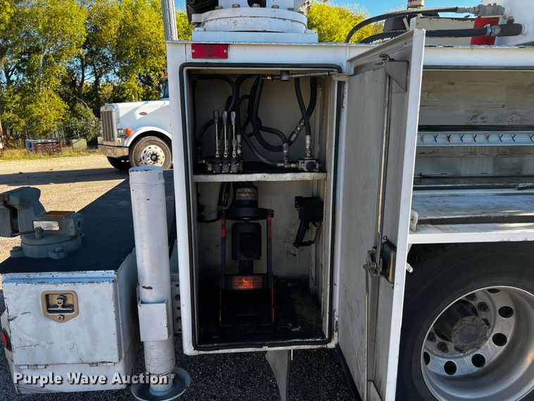 image for item DQ1915 2007 International 4300  utility / service truck