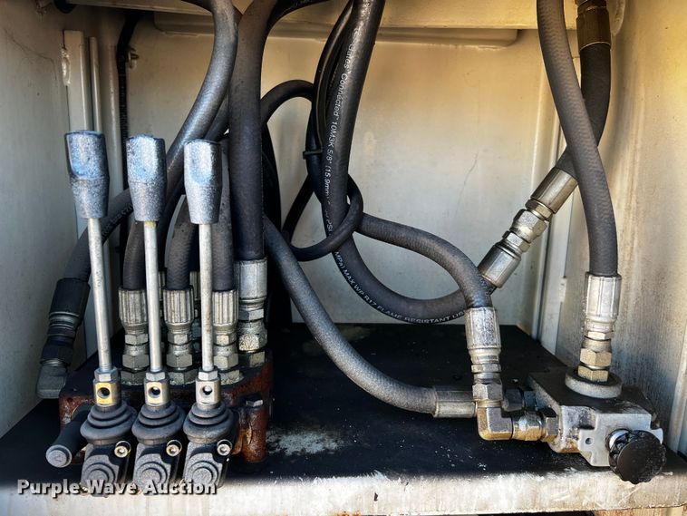 image for item DQ1915 2007 International 4300  utility / service truck