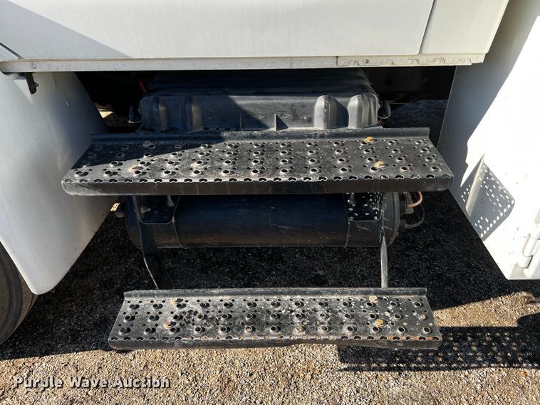 image for item DQ1915 2007 International 4300  utility / service truck