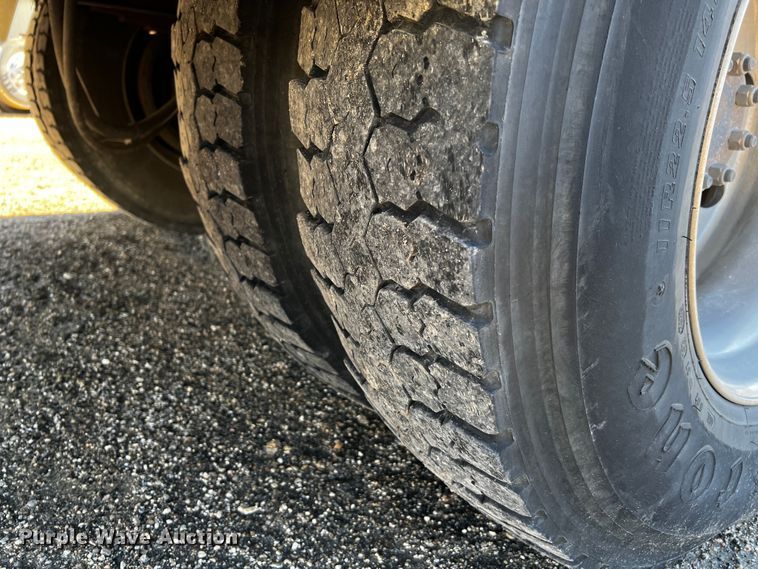 image for item DQ1915 2007 International 4300  utility / service truck