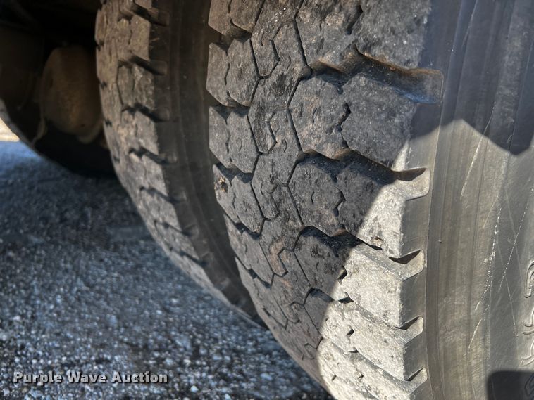 image for item DQ1915 2007 International 4300  utility / service truck