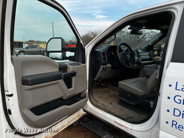 image for item DQ1928 2019 Ford F550 Super Duty  Crew Cab flatbed truck