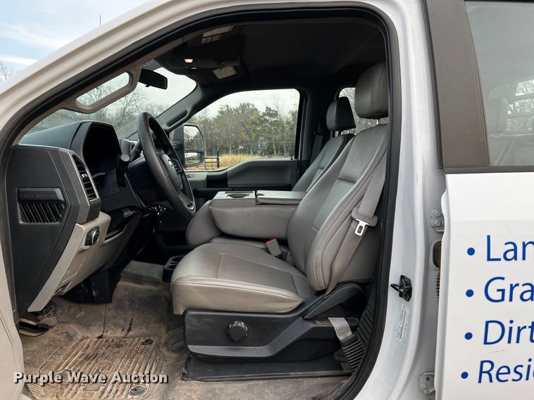 image for item DQ1928 2019 Ford F550 Super Duty  Crew Cab flatbed truck