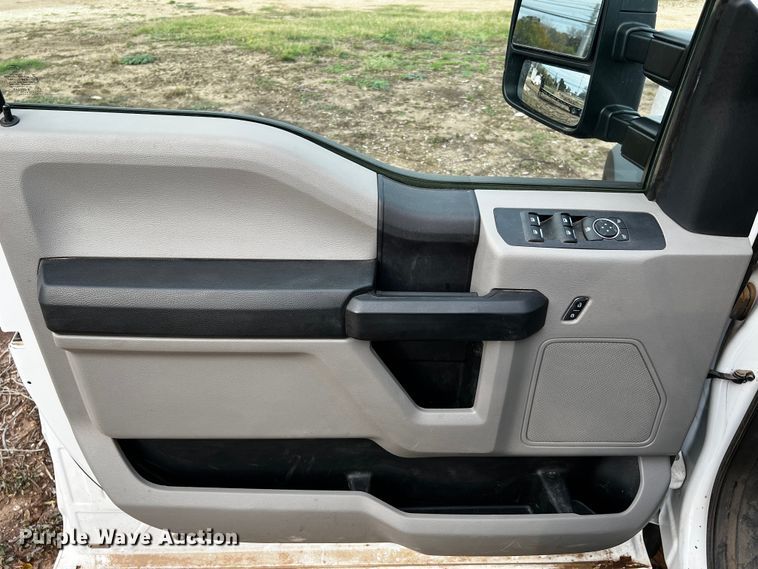 image for item DQ1928 2019 Ford F550 Super Duty  Crew Cab flatbed truck