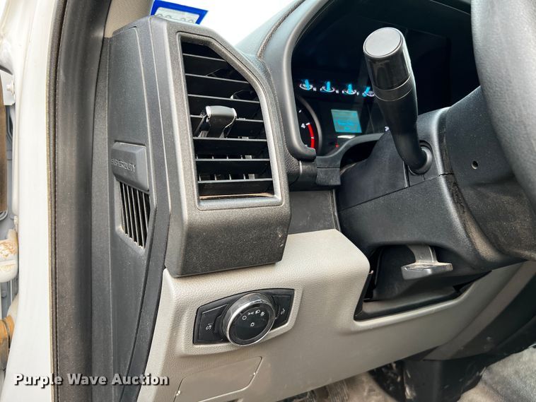 image for item DQ1928 2019 Ford F550 Super Duty  Crew Cab flatbed truck