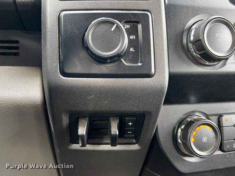 image for item DQ1928 2019 Ford F550 Super Duty  Crew Cab flatbed truck