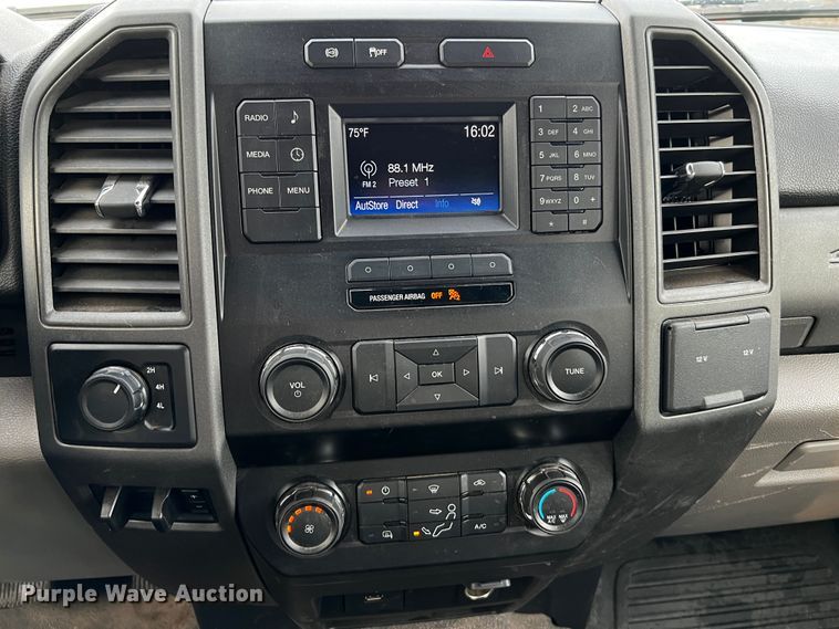 image for item DQ1928 2019 Ford F550 Super Duty  Crew Cab flatbed truck