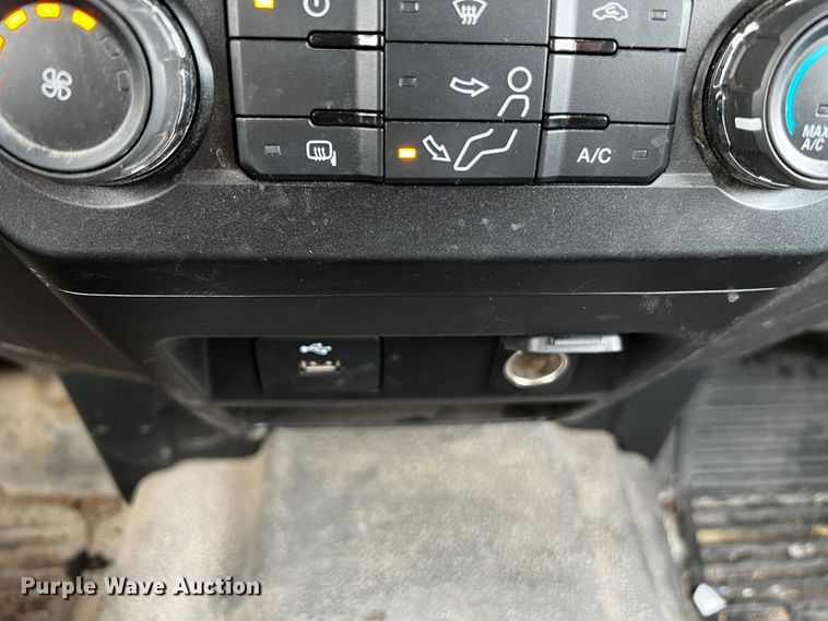 image for item DQ1928 2019 Ford F550 Super Duty  Crew Cab flatbed truck