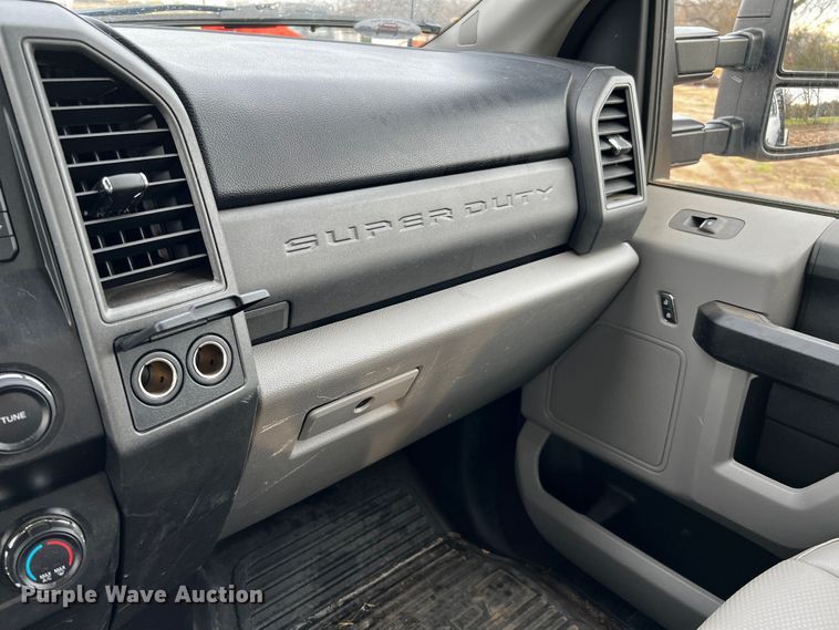 image for item DQ1928 2019 Ford F550 Super Duty  Crew Cab flatbed truck