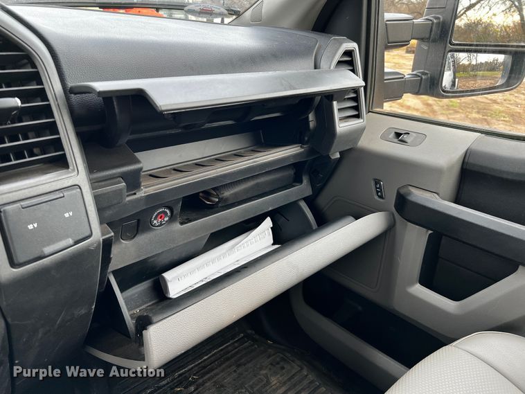 image for item DQ1928 2019 Ford F550 Super Duty  Crew Cab flatbed truck