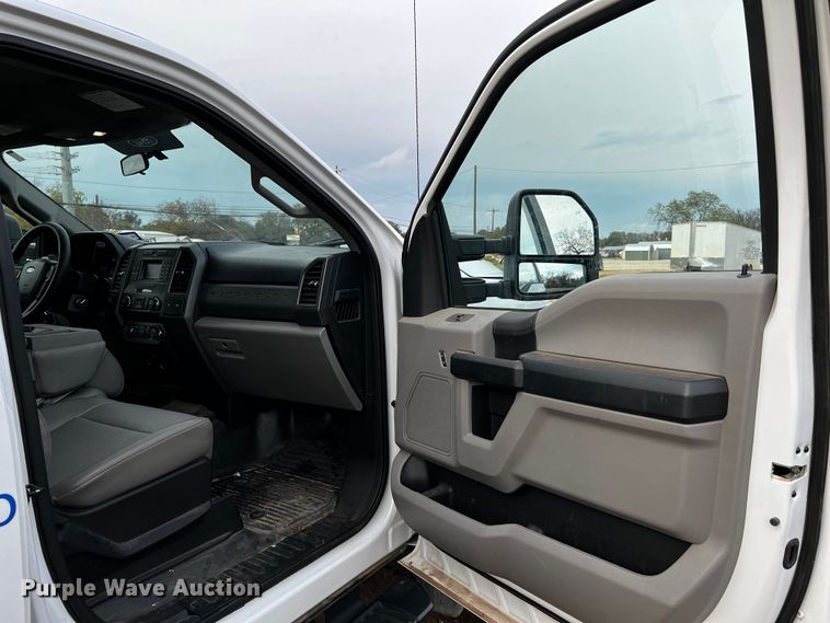 image for item DQ1928 2019 Ford F550 Super Duty  Crew Cab flatbed truck