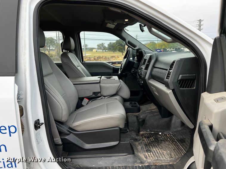 image for item DQ1928 2019 Ford F550 Super Duty  Crew Cab flatbed truck