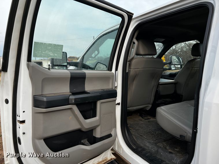 image for item DQ1928 2019 Ford F550 Super Duty  Crew Cab flatbed truck