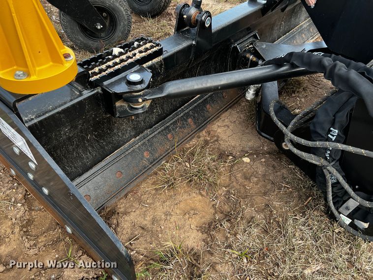 image for item DQ1931 2019 Caterpillar BB124  skid steer box blade