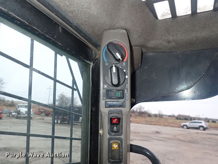 image for item DQ5043 2016 Case SR270  skid steer loader