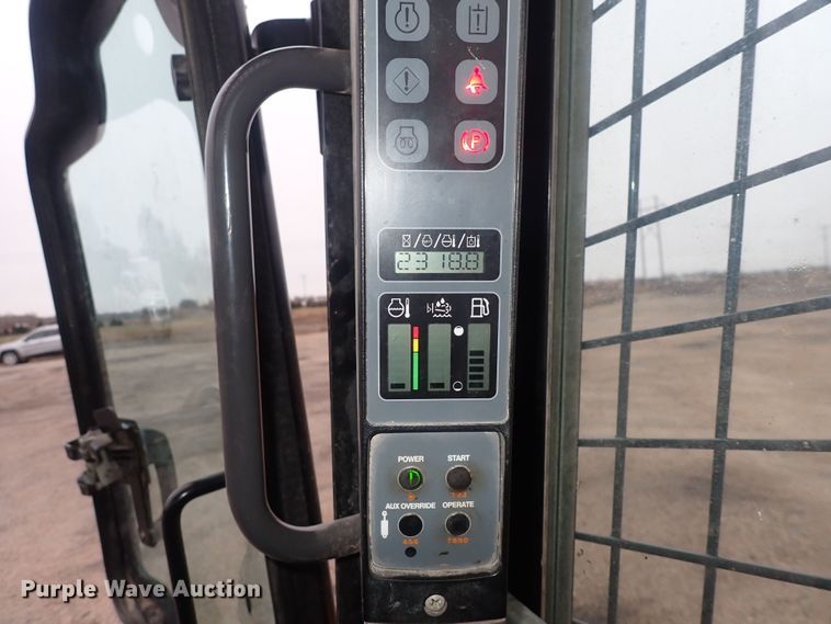 image for item DQ5043 2016 Case SR270  skid steer loader