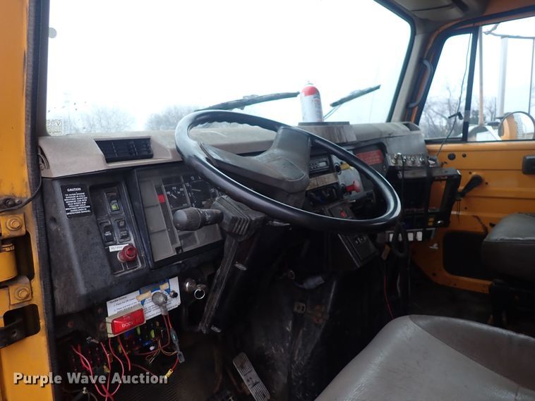 image for item DQ5044 2001 International 4900  dump truck