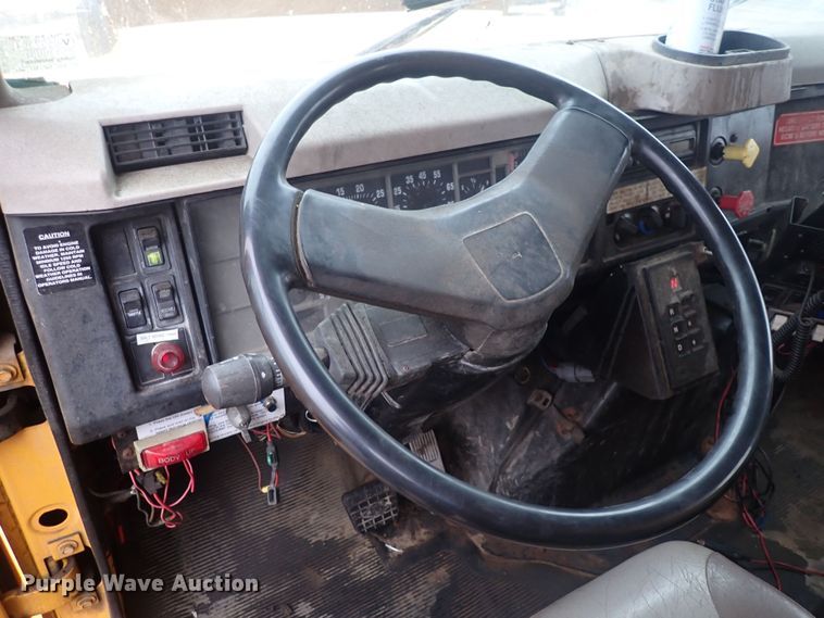 image for item DQ5044 2001 International 4900  dump truck