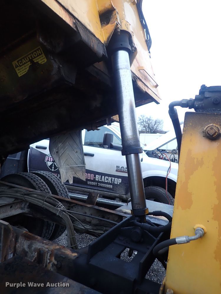 image for item DQ5044 2001 International 4900  dump truck