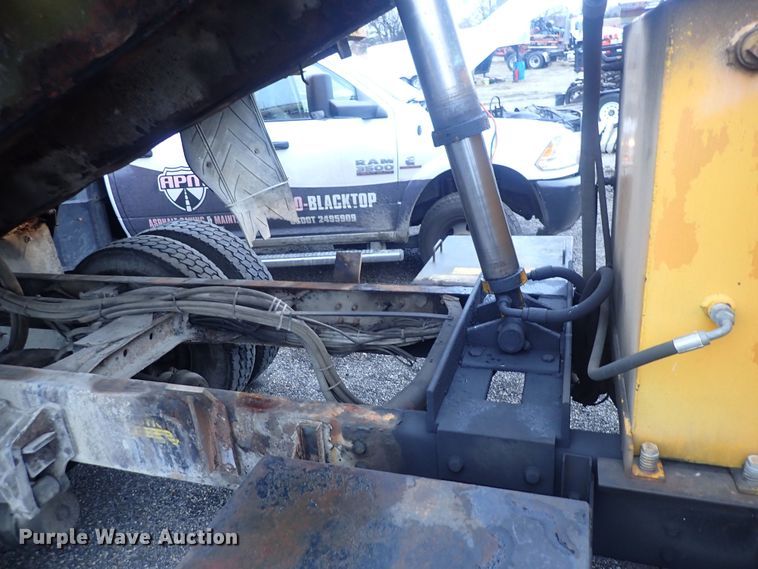 image for item DQ5044 2001 International 4900  dump truck