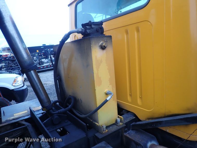 image for item DQ5044 2001 International 4900  dump truck