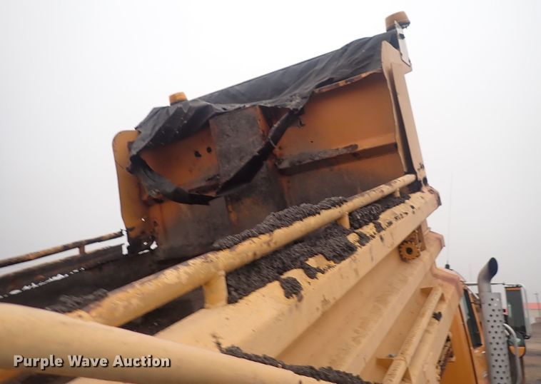 image for item DQ5044 2001 International 4900  dump truck