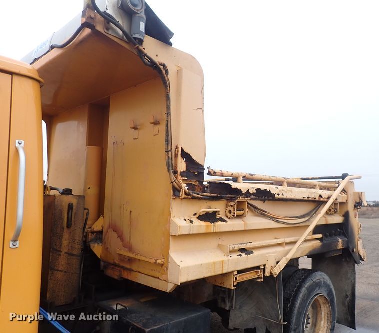 image for item DQ5044 2001 International 4900  dump truck