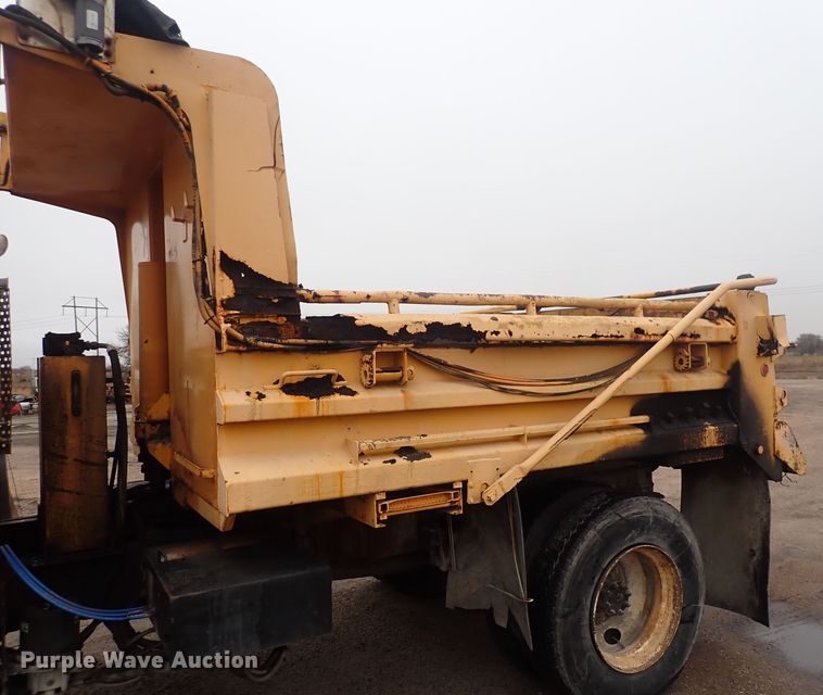 image for item DQ5044 2001 International 4900  dump truck