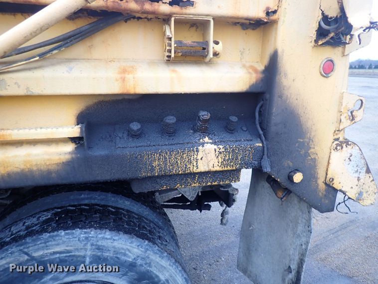 image for item DQ5044 2001 International 4900  dump truck